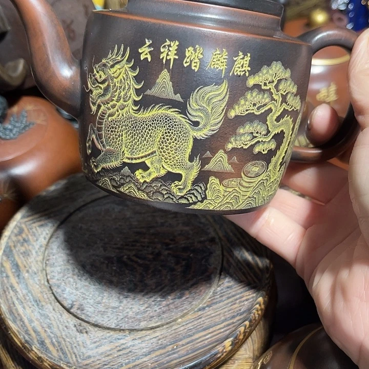 紫砂茶壶原矿泥料手工制作的一把紫砂壶。