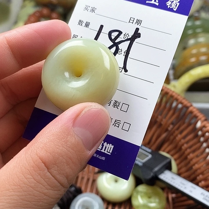 未镶嵌蛇纹石玉颈饰是***~