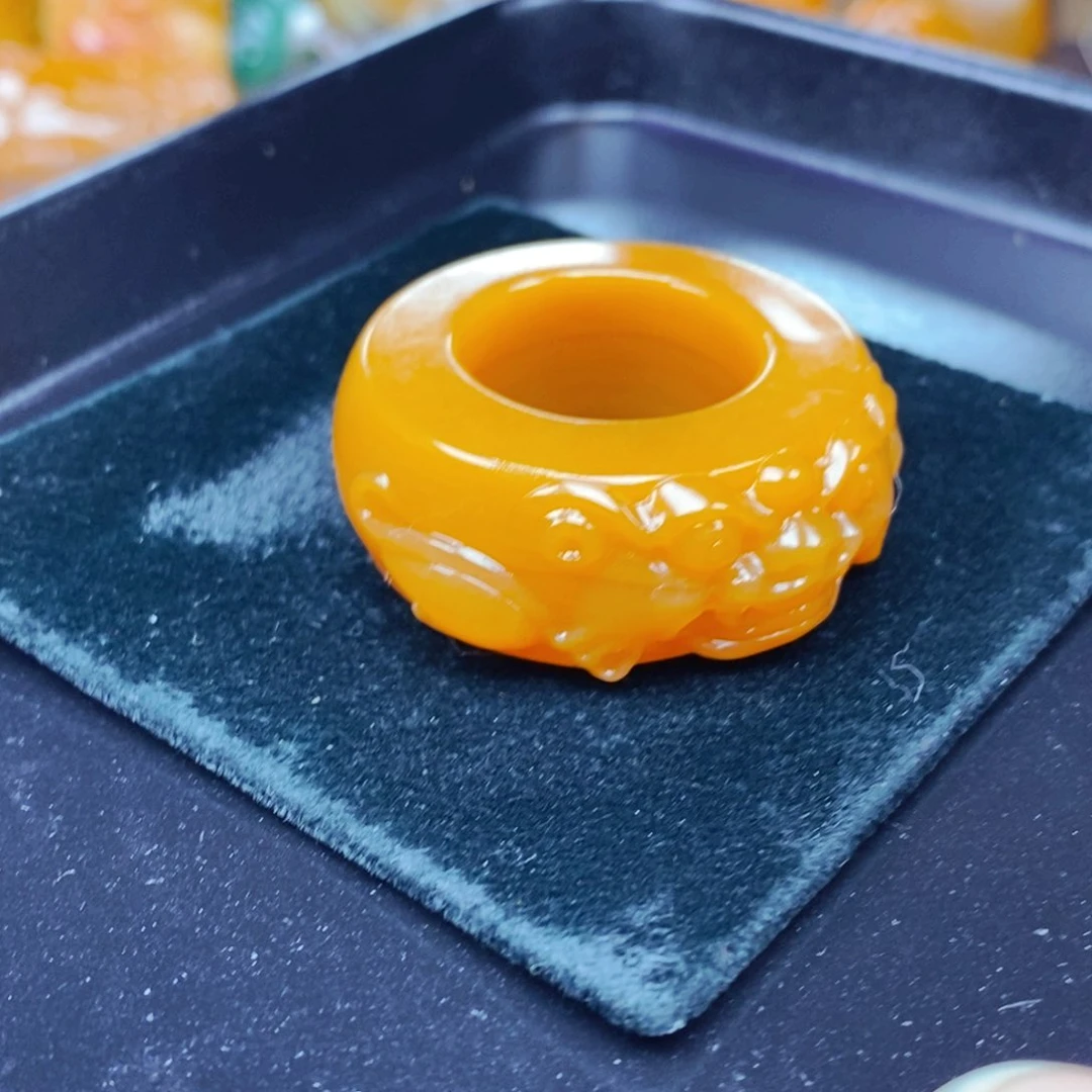 未镶嵌石英质玉（黄龙玉）颈饰
