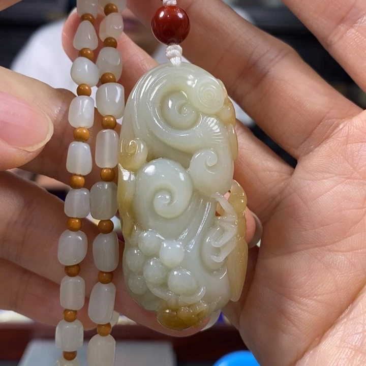 往***风颈饰未镶嵌和田玉
