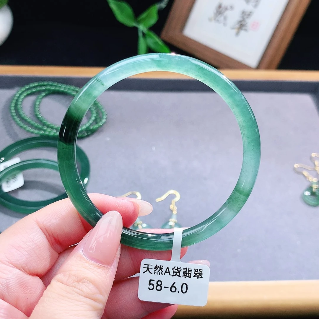 翡翠手镯（圆镯）未镶嵌