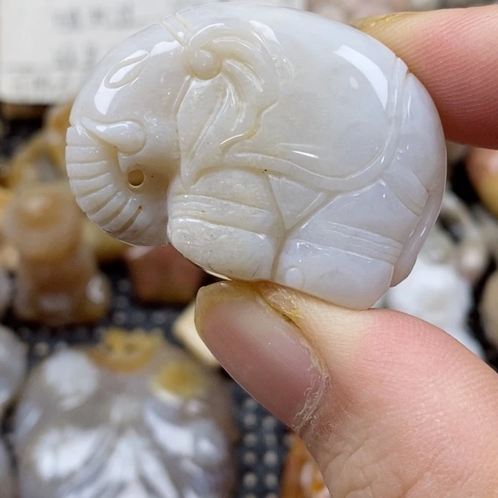 颈饰未镶嵌硅化珊瑚（珊瑚玉）