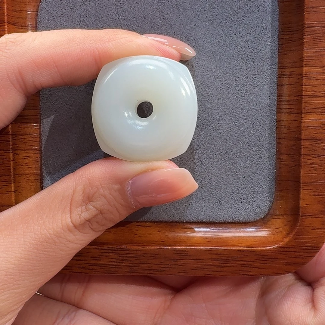 和田玉未镶嵌颈饰平安扣