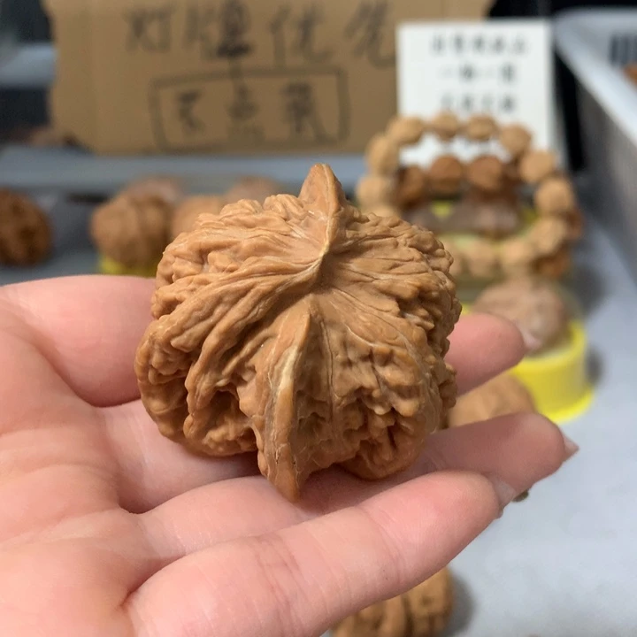 快***恼文玩核桃吊坠异形单只，有瑕疵