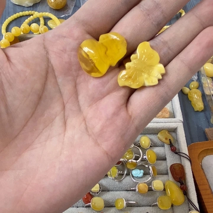 蜜蜡裸石未镶嵌深**年吊坠