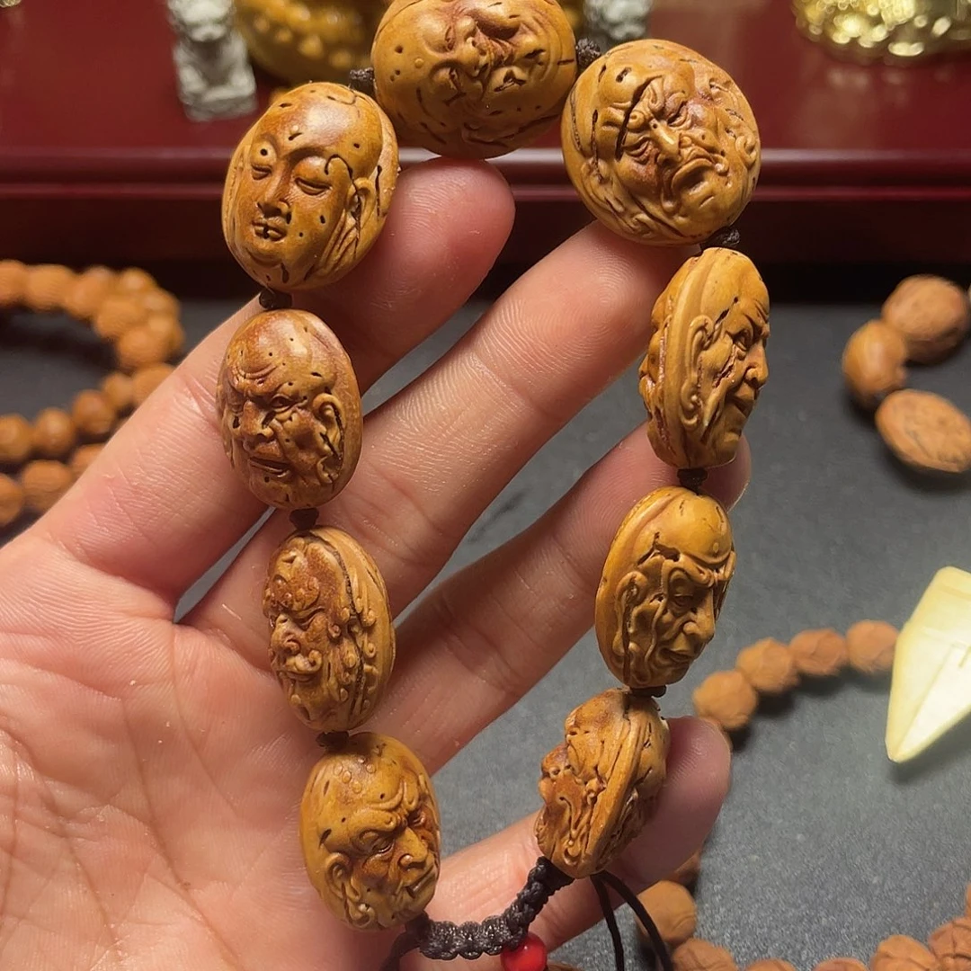 大桃核雕刻瑕疵罗汉