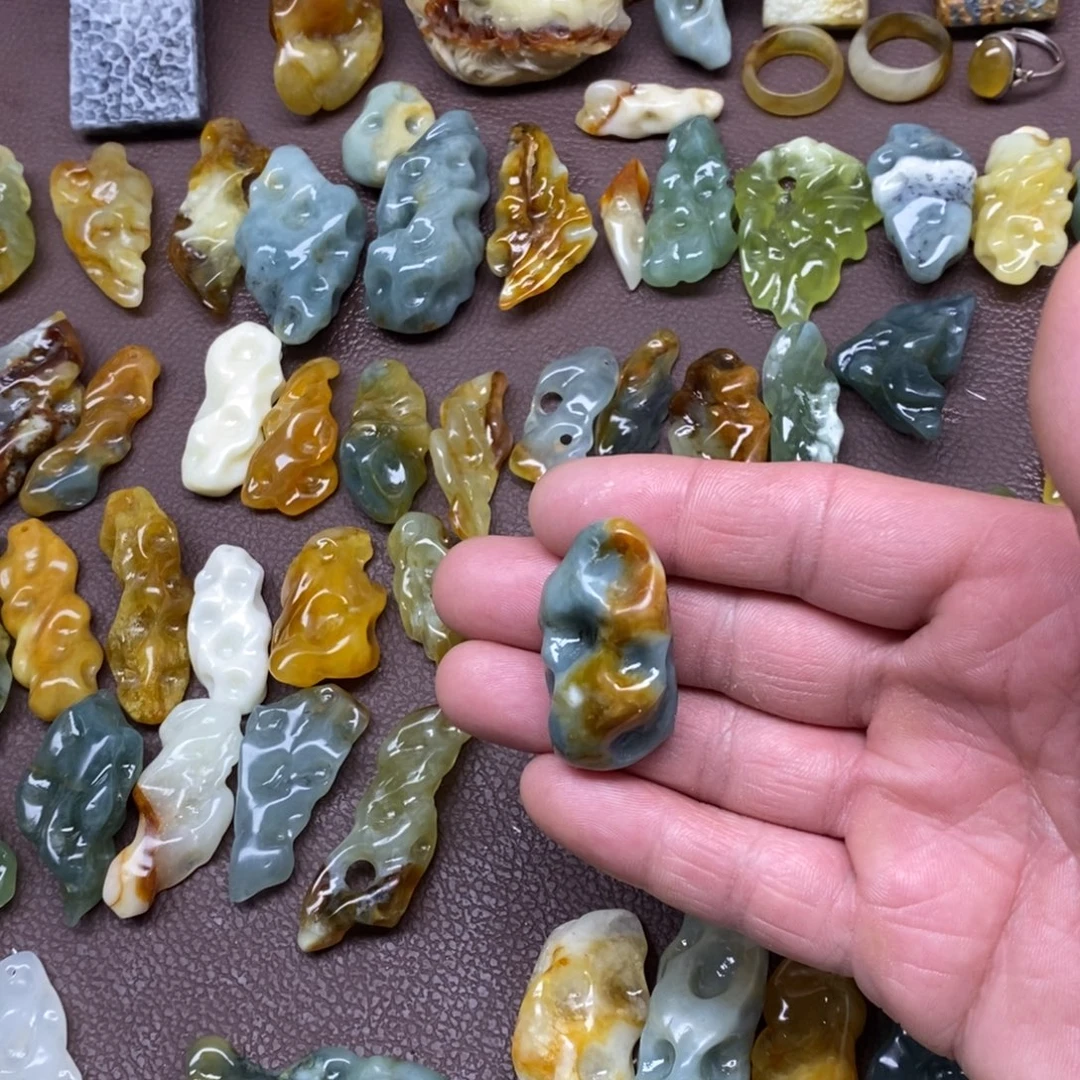 蛇纹石玉未镶嵌颈饰