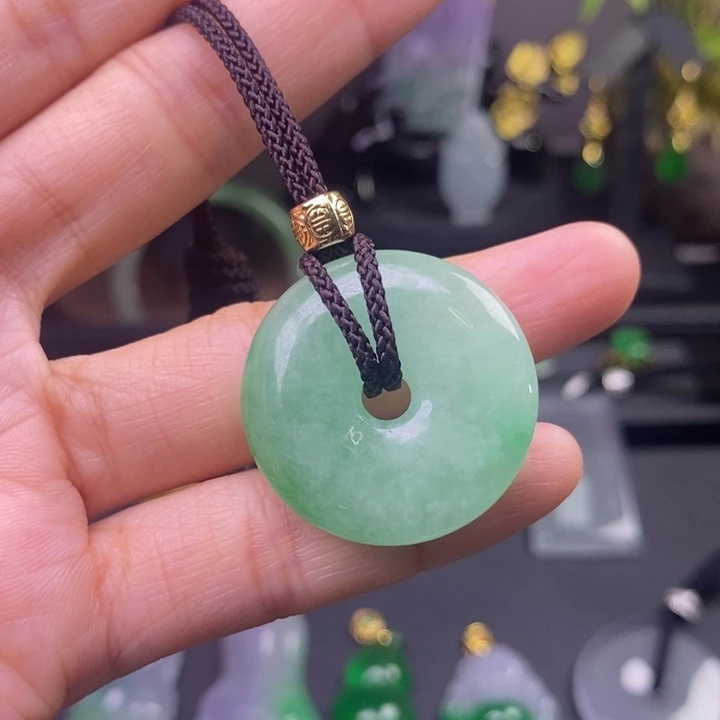 翡翠未镶嵌吊坠(赠链)