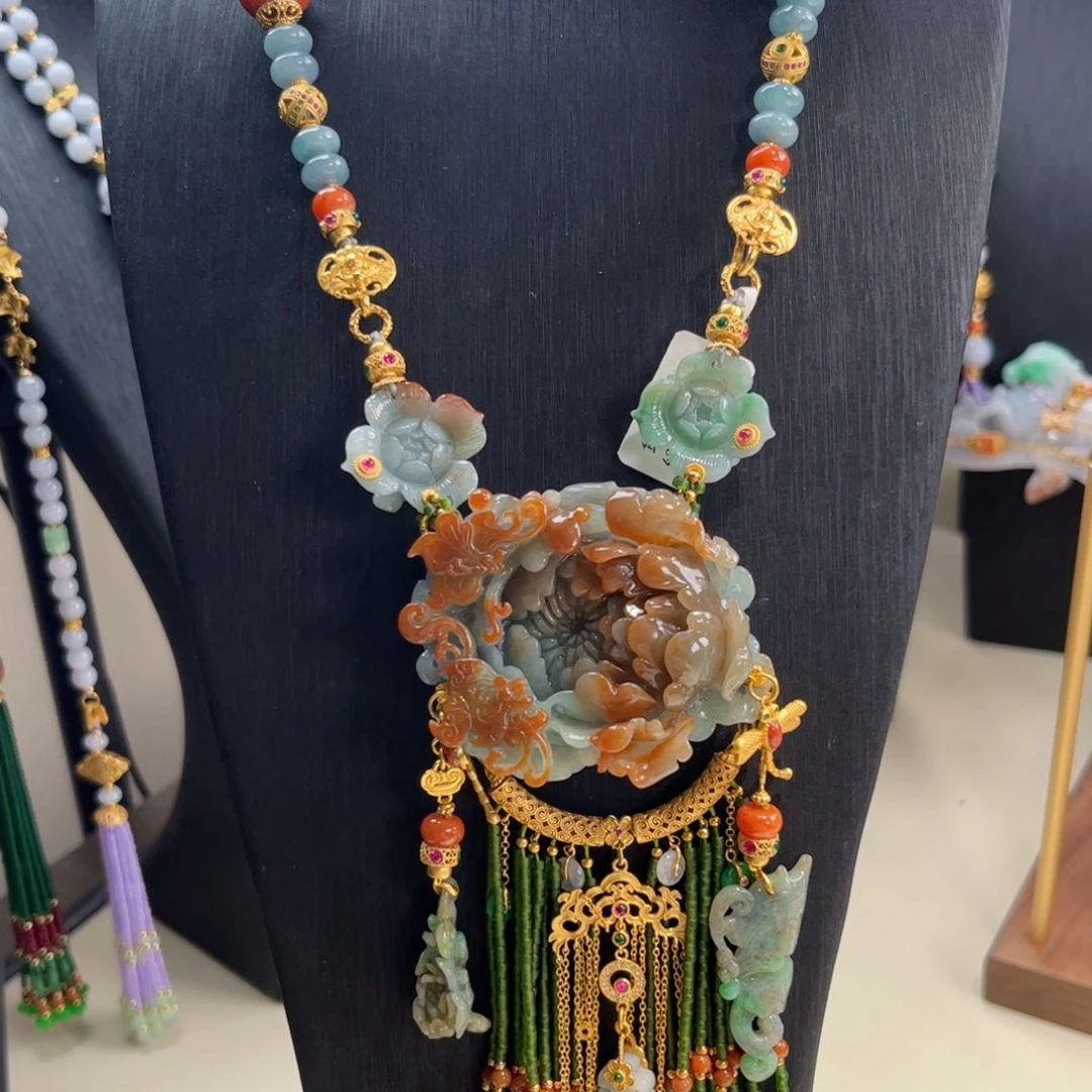 【闪购商品】翡翠吊坠(赠链)未镶嵌蝶恋花