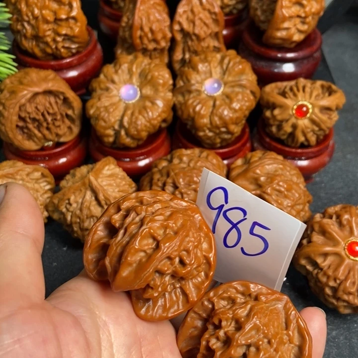 文玩核桃把件镶嵌红985