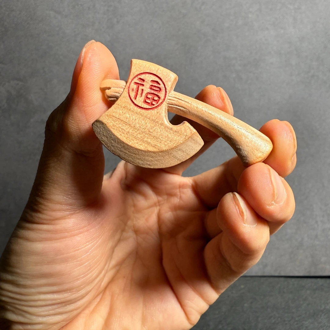 02原创设计百年老桃木雕刻福字斧头吊坠工艺品包挂