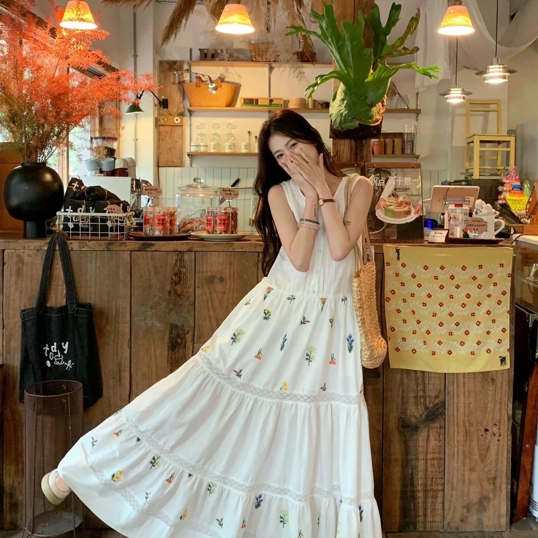 温柔风刺绣无袖背心连衣裙女夏季甜美宽松白色裙子设计感a字长裙