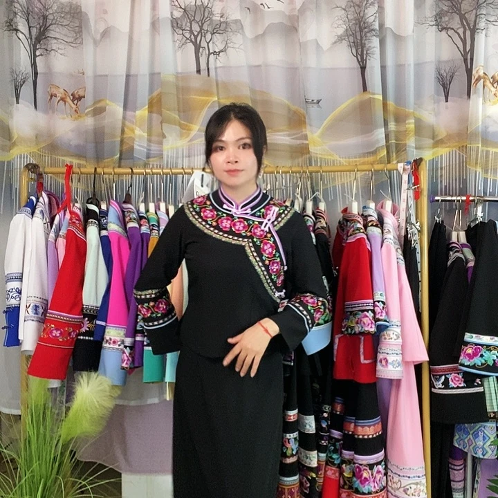 重工艺刺绣民族服饰
