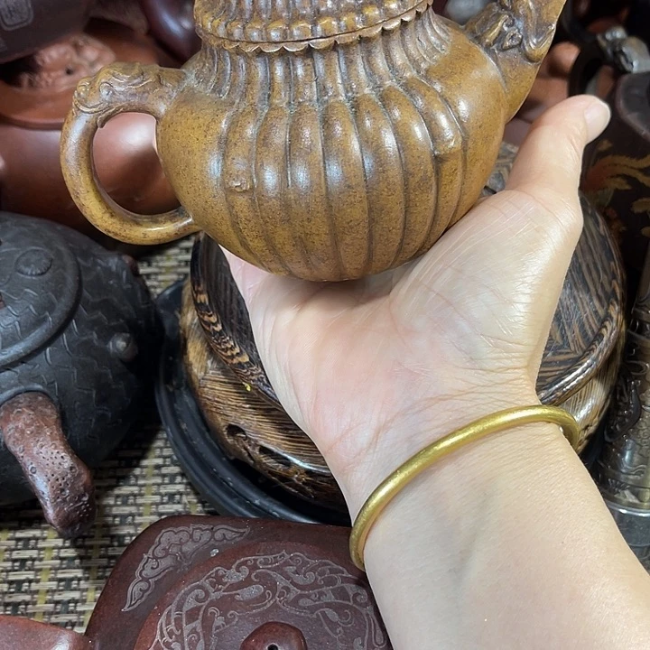 茶壶紫砂原矿泥料手工制作的一把紫砂壶。