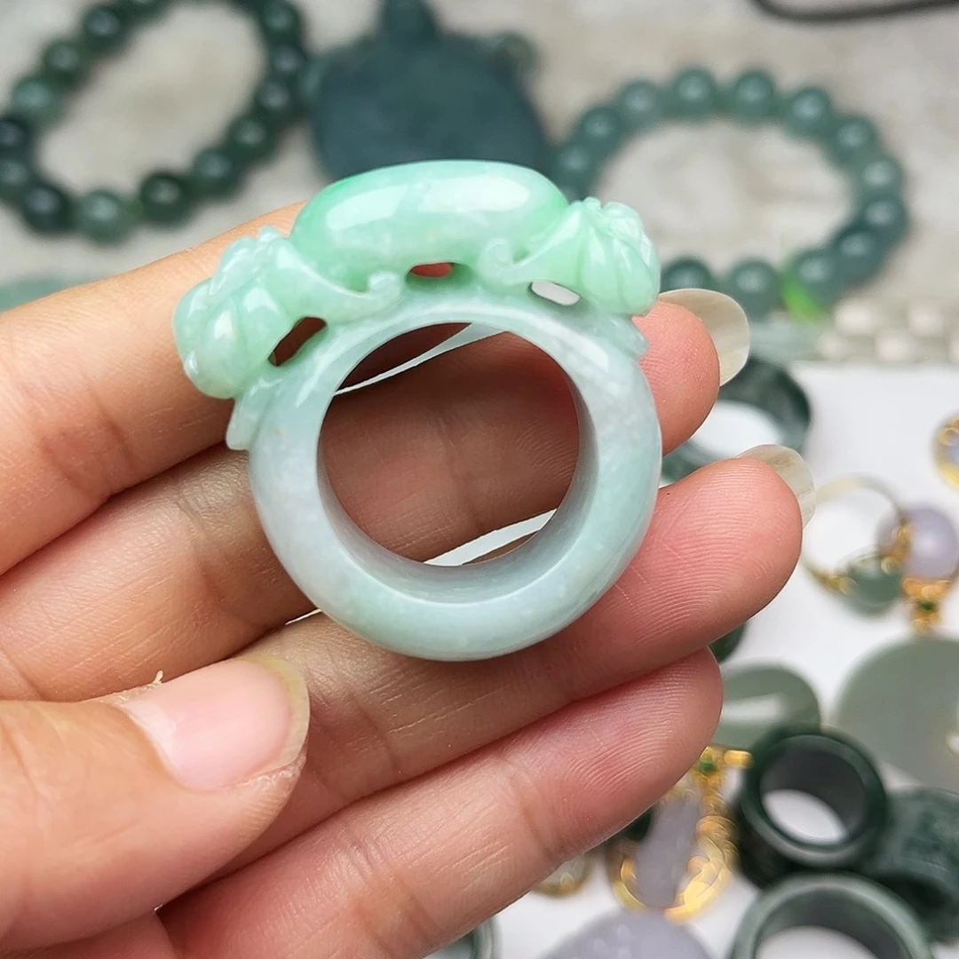 翡翠手镯未镶嵌翡翠