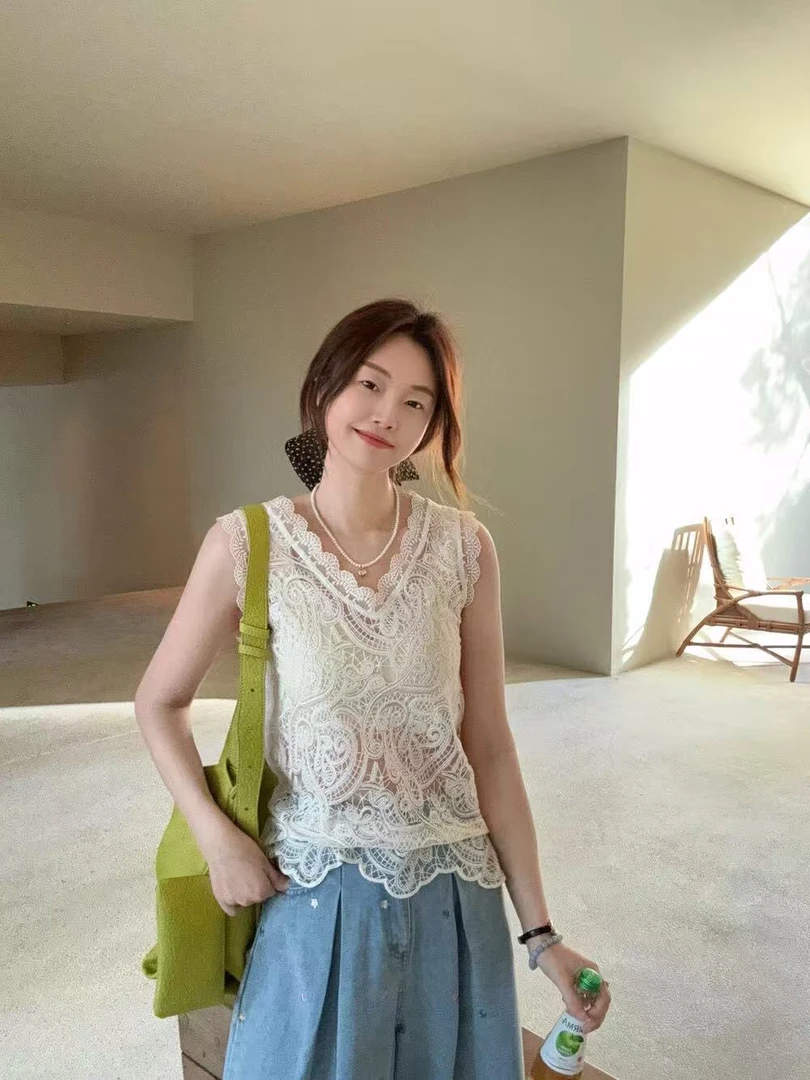 法式V领蕾丝提花叠穿氛围感重工背心2025夏季新款镂空百搭上衣女