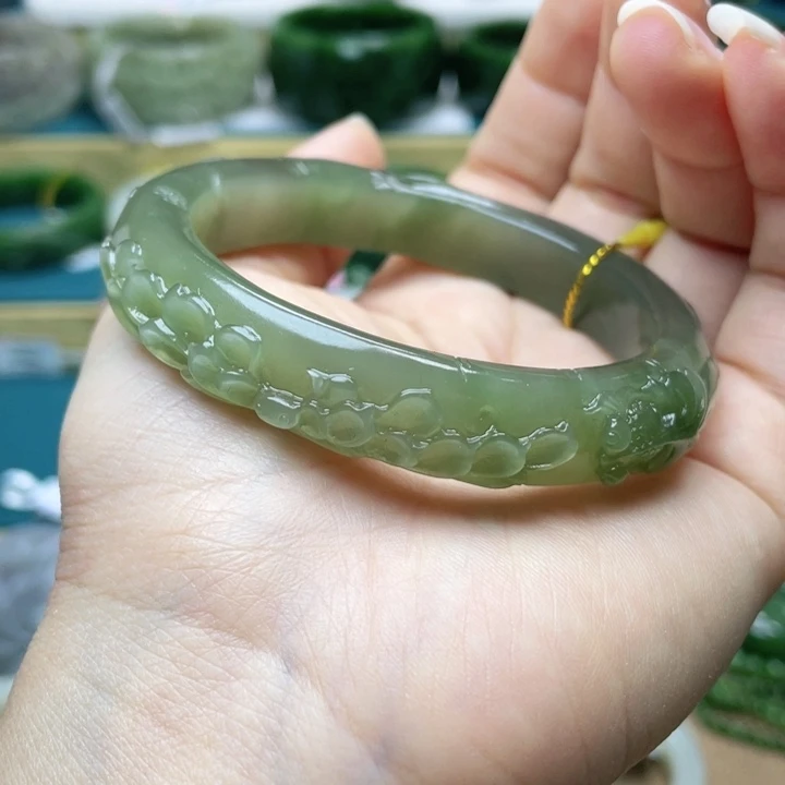 和田玉手镯58圈口。编号81未镶嵌