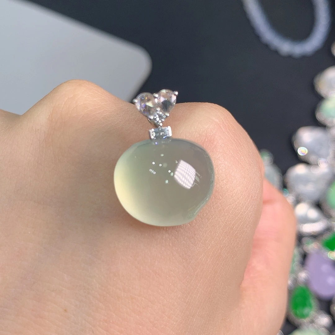 翡翠18K金镶嵌颈饰高冰胶桃子