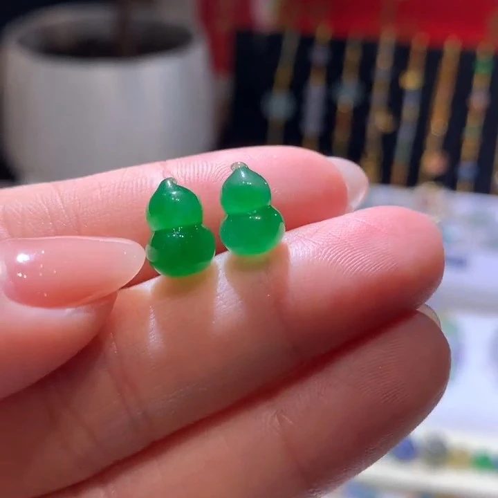 10.2*7.8*7翡翠裸石葫芦一对52000+2600