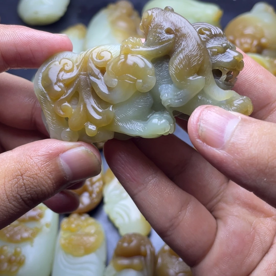 颈饰未镶嵌和田玉（糖玉）