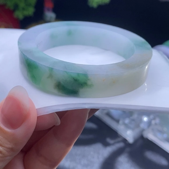 定制翡翠未镶嵌翡翠手镯