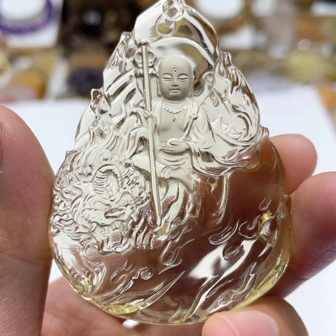 颈饰未镶嵌水晶?