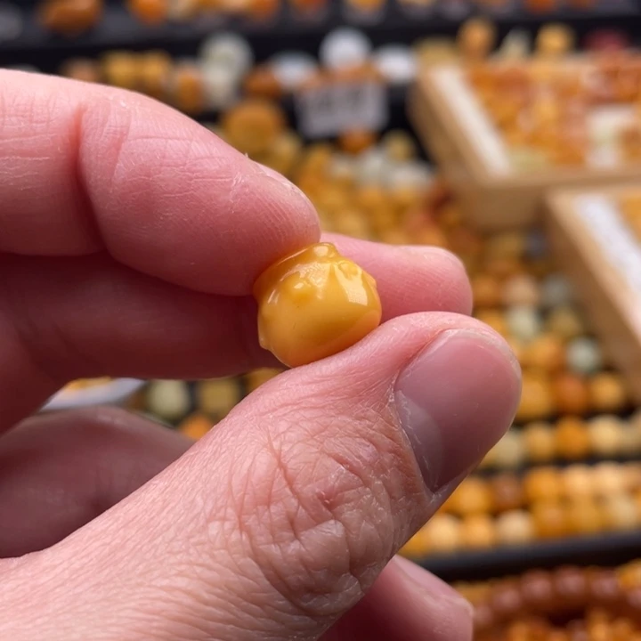 石英质玉（缅黄）颈饰未镶嵌多*?