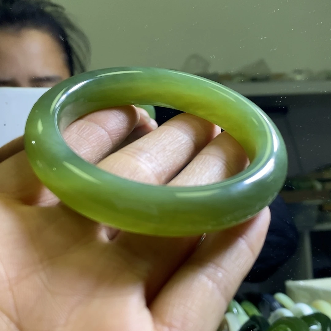 岫玉未镶嵌手镯一个