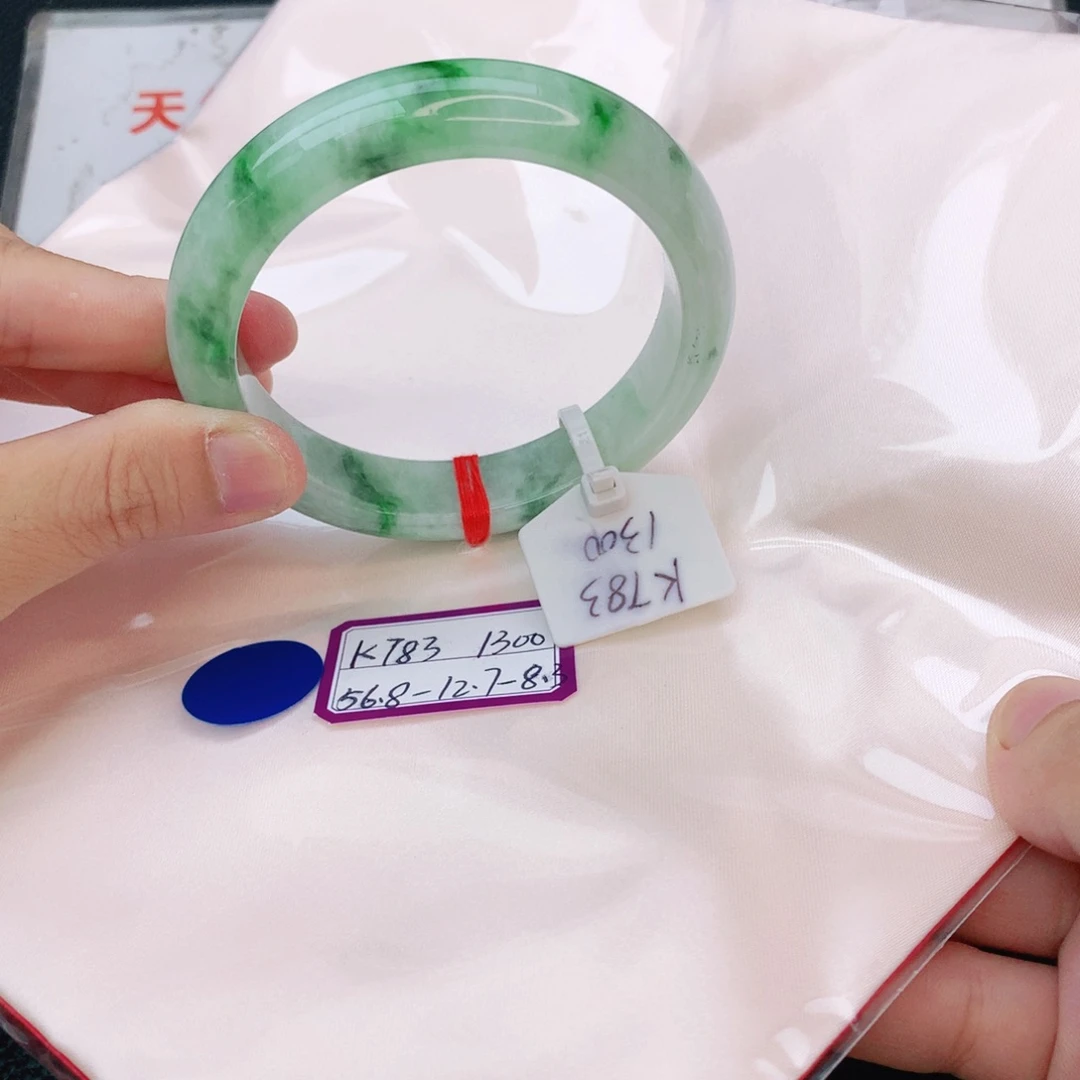 翡翠手镯未镶嵌翡翠