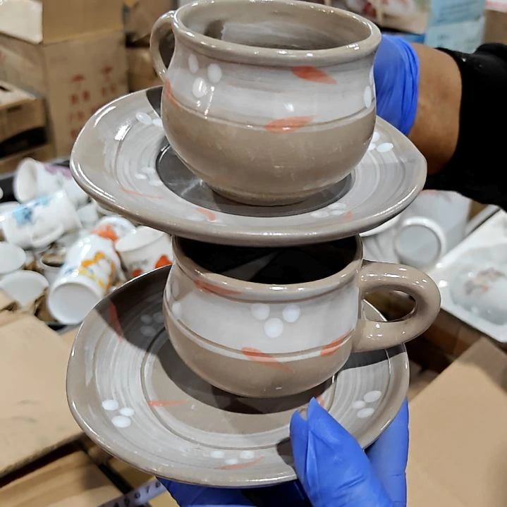 瓷片盘子碗茶壶啥都有