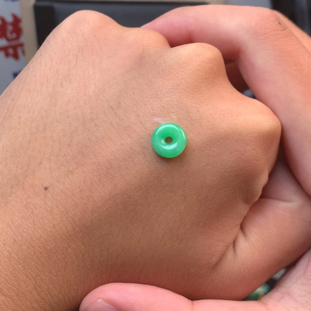 翡翠未镶嵌颈饰你是