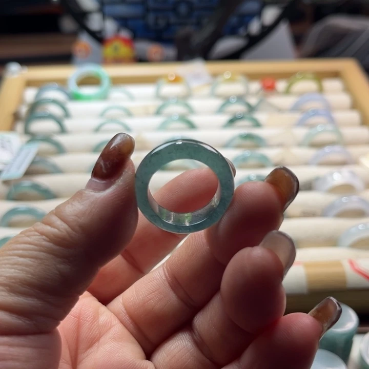 翡翠未镶嵌戒指蓝水