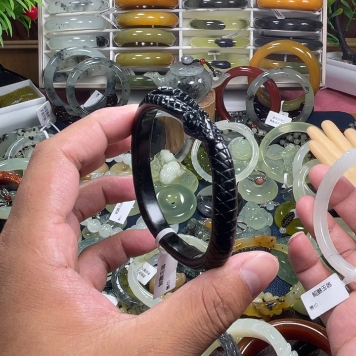 蛇纹石玉未镶嵌手镯