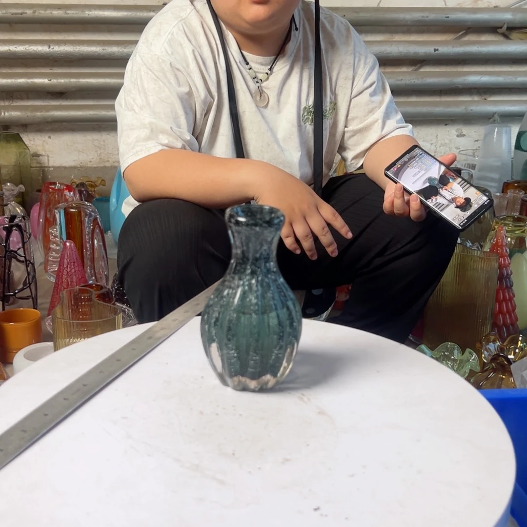 蓝绿色琉璃花器摆件高度16微瑕