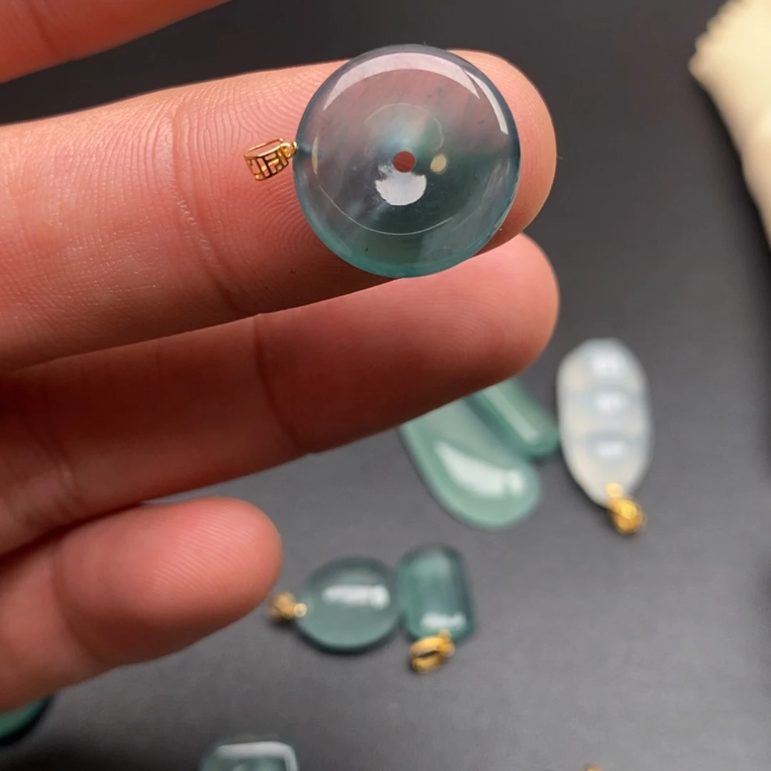 颈饰18K金镶嵌翡翠