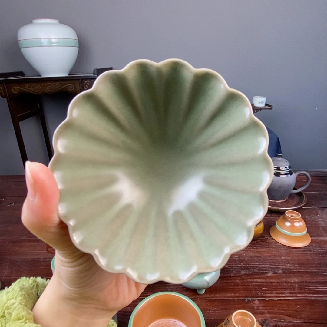 铁胎豆青菊瓣杯 不开片