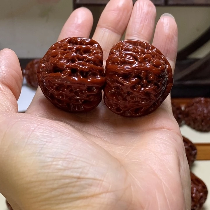 小***～文玩核桃把件三角白