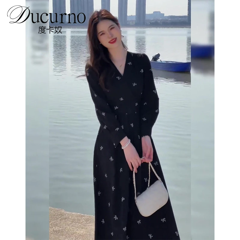 大码法式碎花连衣裙女2025春季新款时尚减龄高级感洋气 V领小黑裙