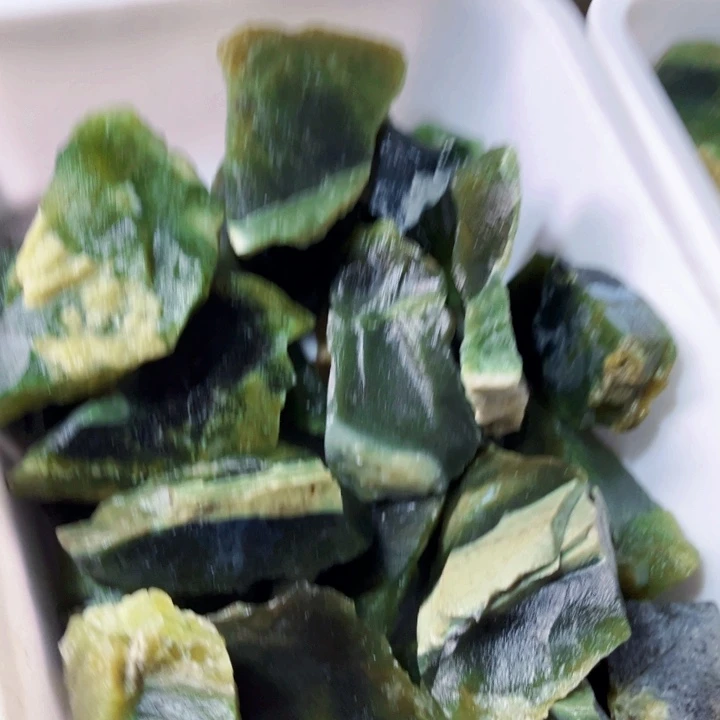 岫玉未镶嵌原料多样性发货其中之一