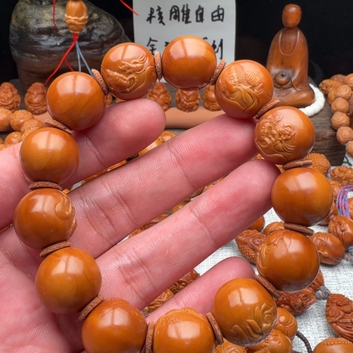 用***8橄榄核雕刻最美观音