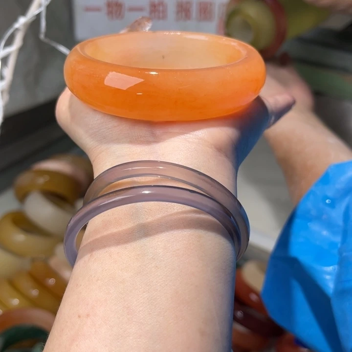 ****扬石英岩玉未镶嵌手镯定制