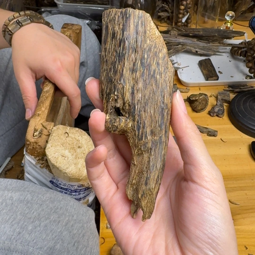 沉香沉香碎屑蓝宝石品种块料28克