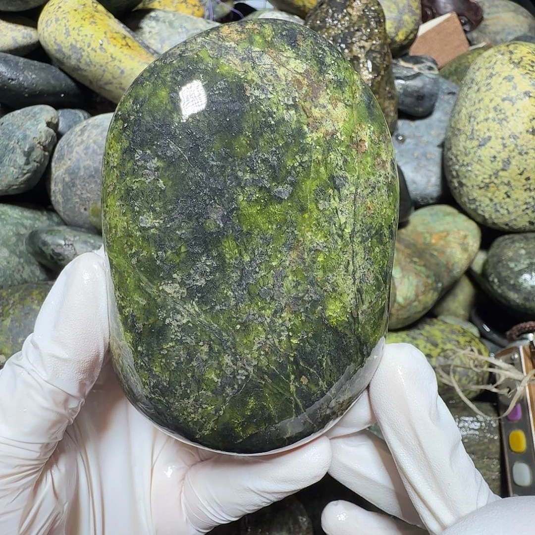 旋***深蛇纹石玉未镶嵌西藏藏玉药王石