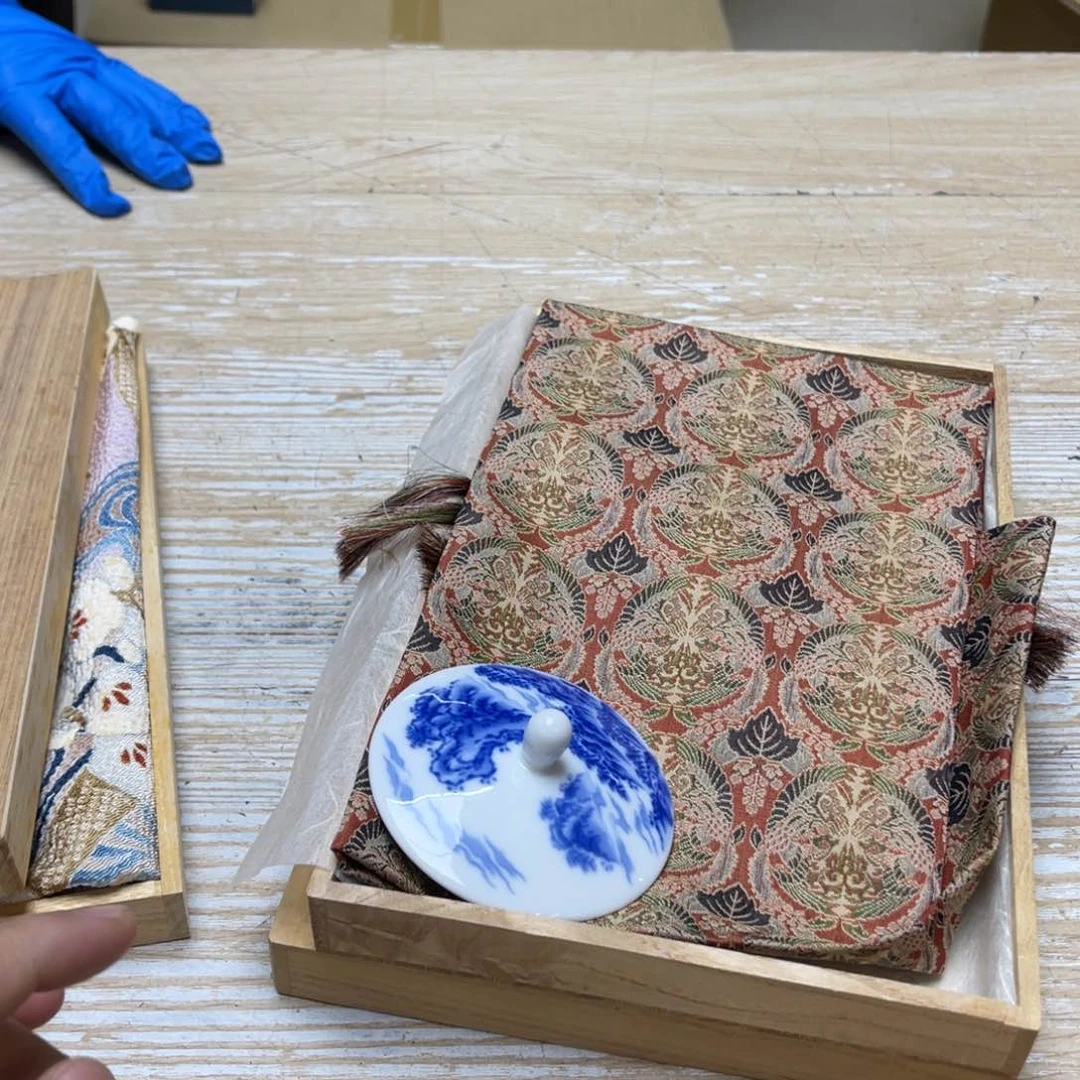 瓷片H****r密密麻麻地排列着一个大