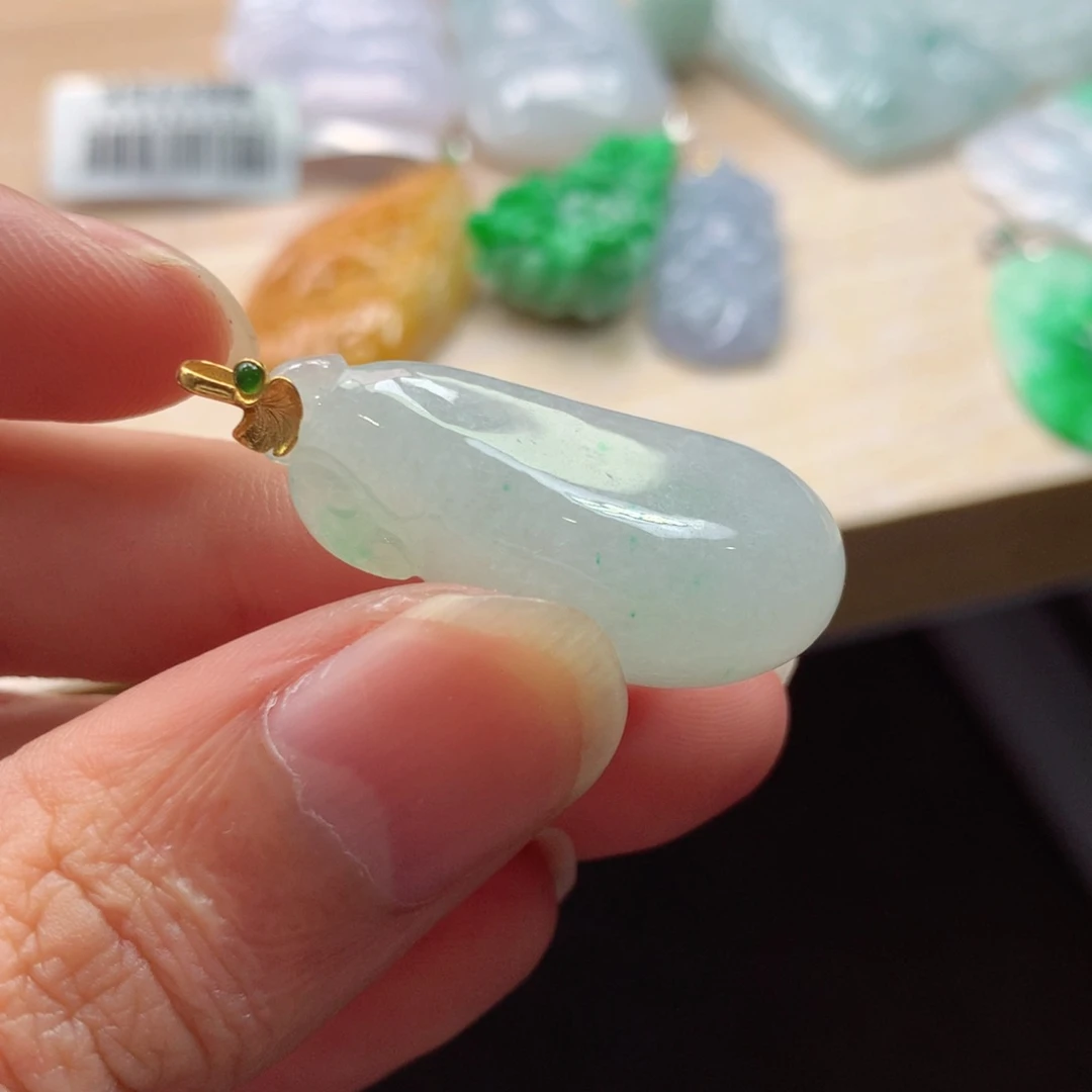翡翠18K金镶嵌颈饰吊坠