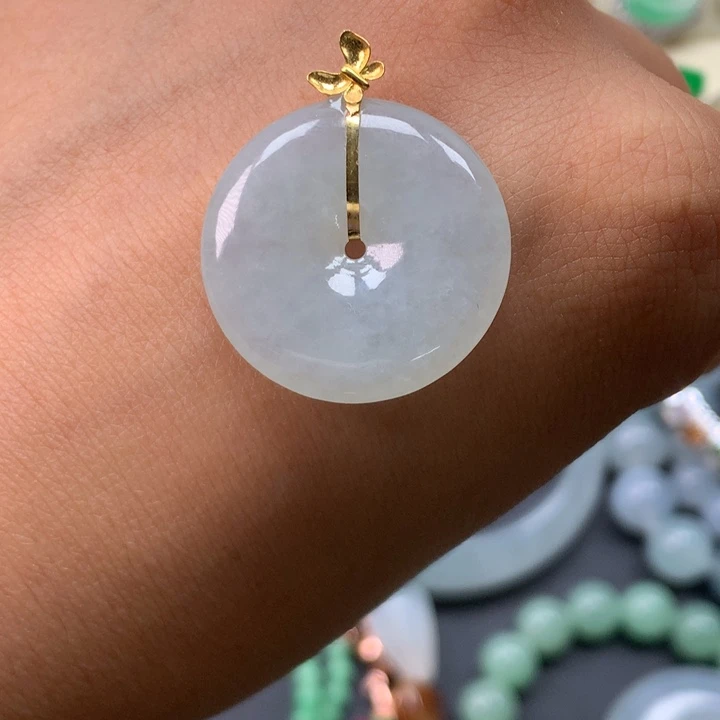 翡翠18K金镶嵌颈饰平安扣