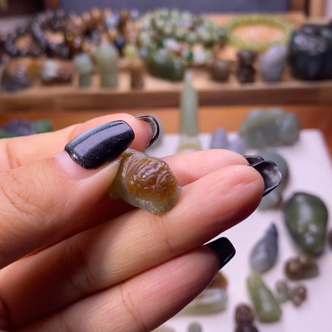 颈饰未镶嵌和田玉。**?