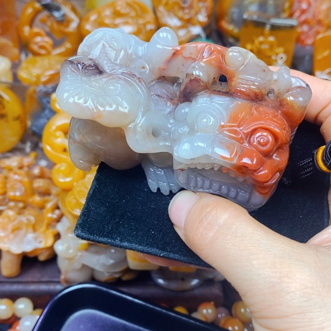 未镶嵌石英质玉（黄龙玉）颈饰