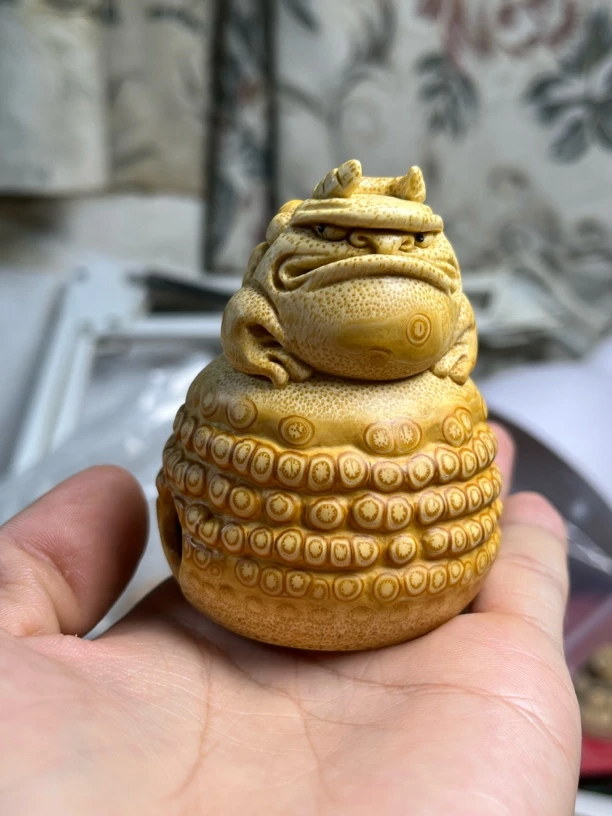 竹根雕金蟾《牛魔王铃铛》杨智成作
