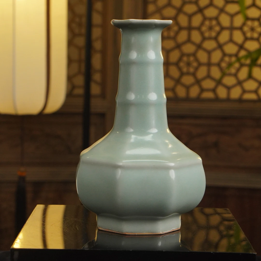 粉青釉弦纹盘口瓶（高19cm）